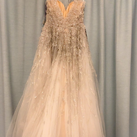 Vintage inspired romantic wedding gown - Picture 3 of 16